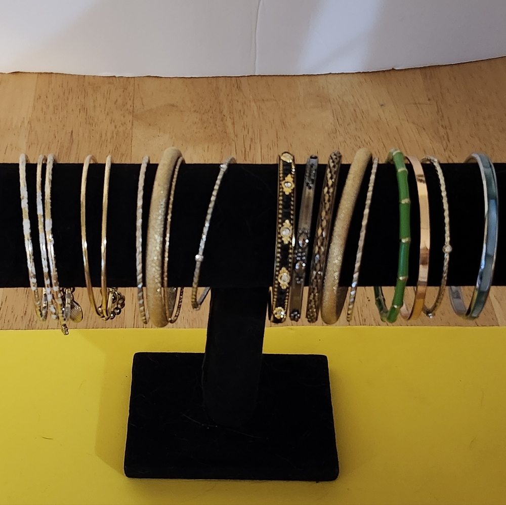 Chic Gold and Green Bracelet Collection